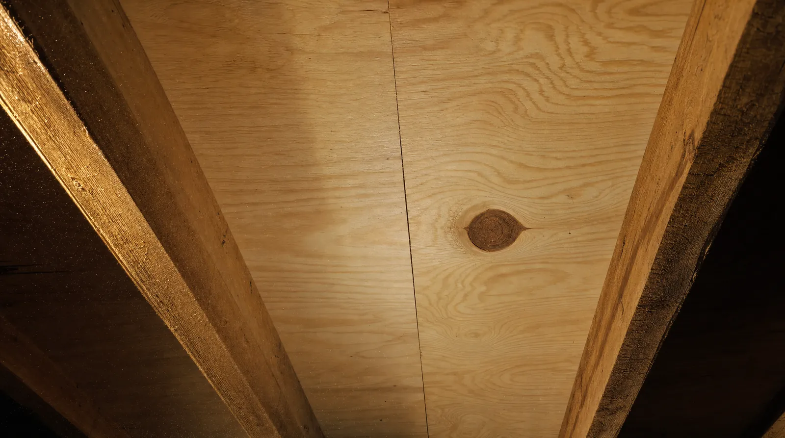 Platelage de grenier sain, bois clair et sec