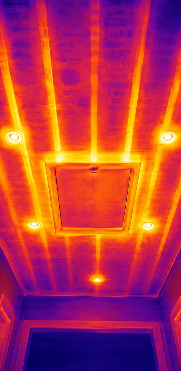 Vue thermique d'un plafond mal isolé, zones chaudes visibles